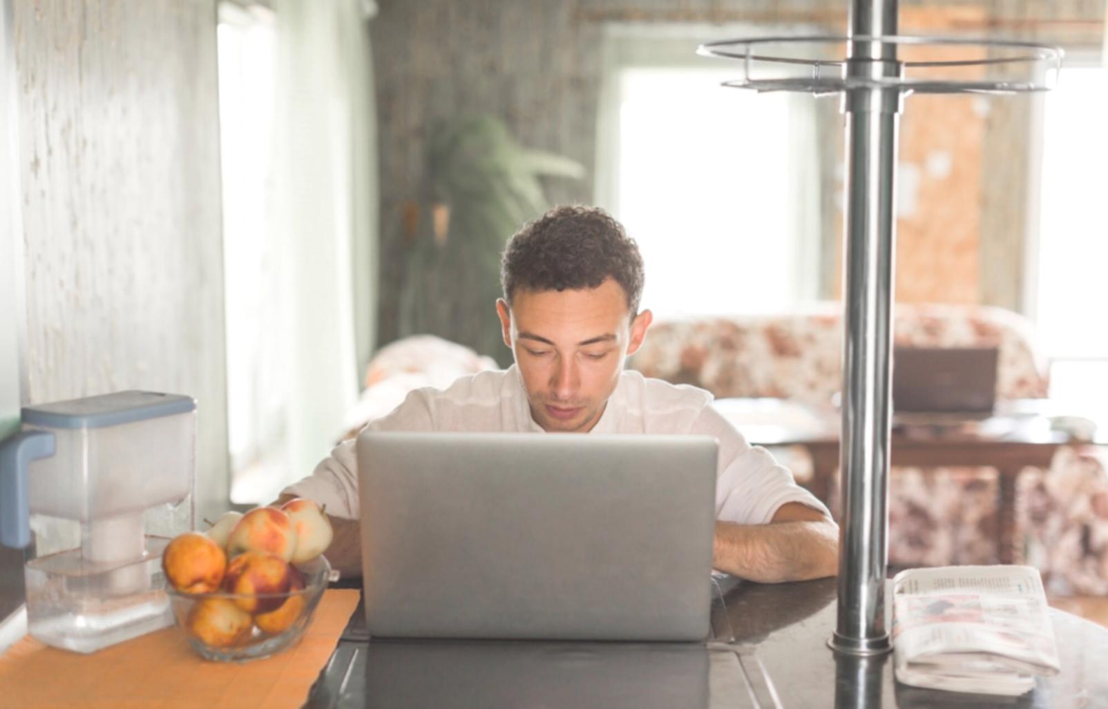 Espacio de trabajo con documentos financieros y laptop