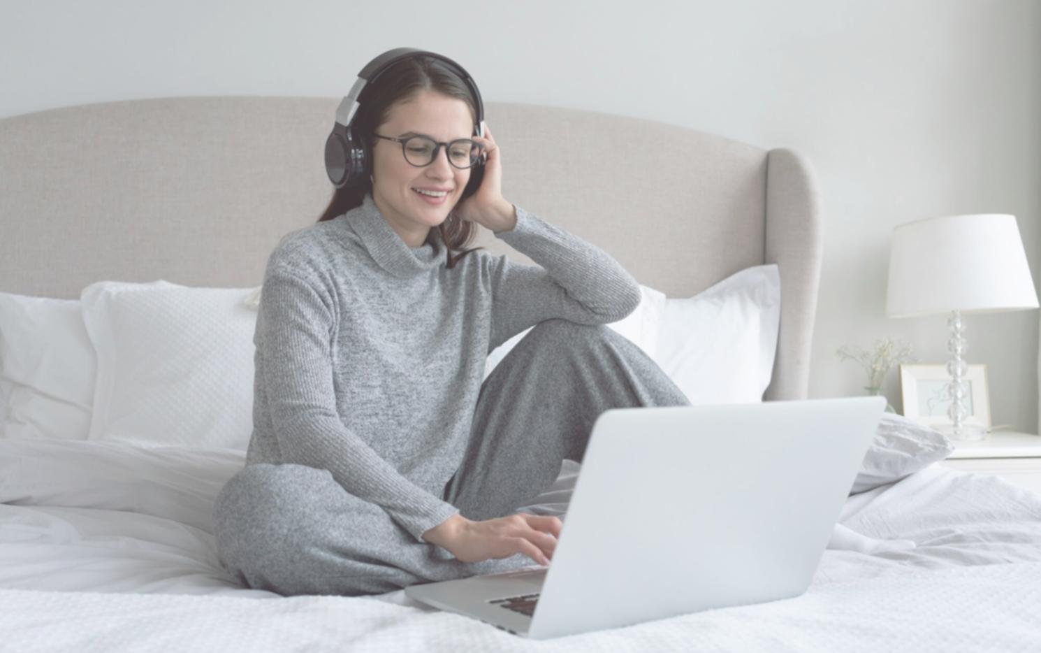 Persona revisando documentos financieros en escritorio organizado